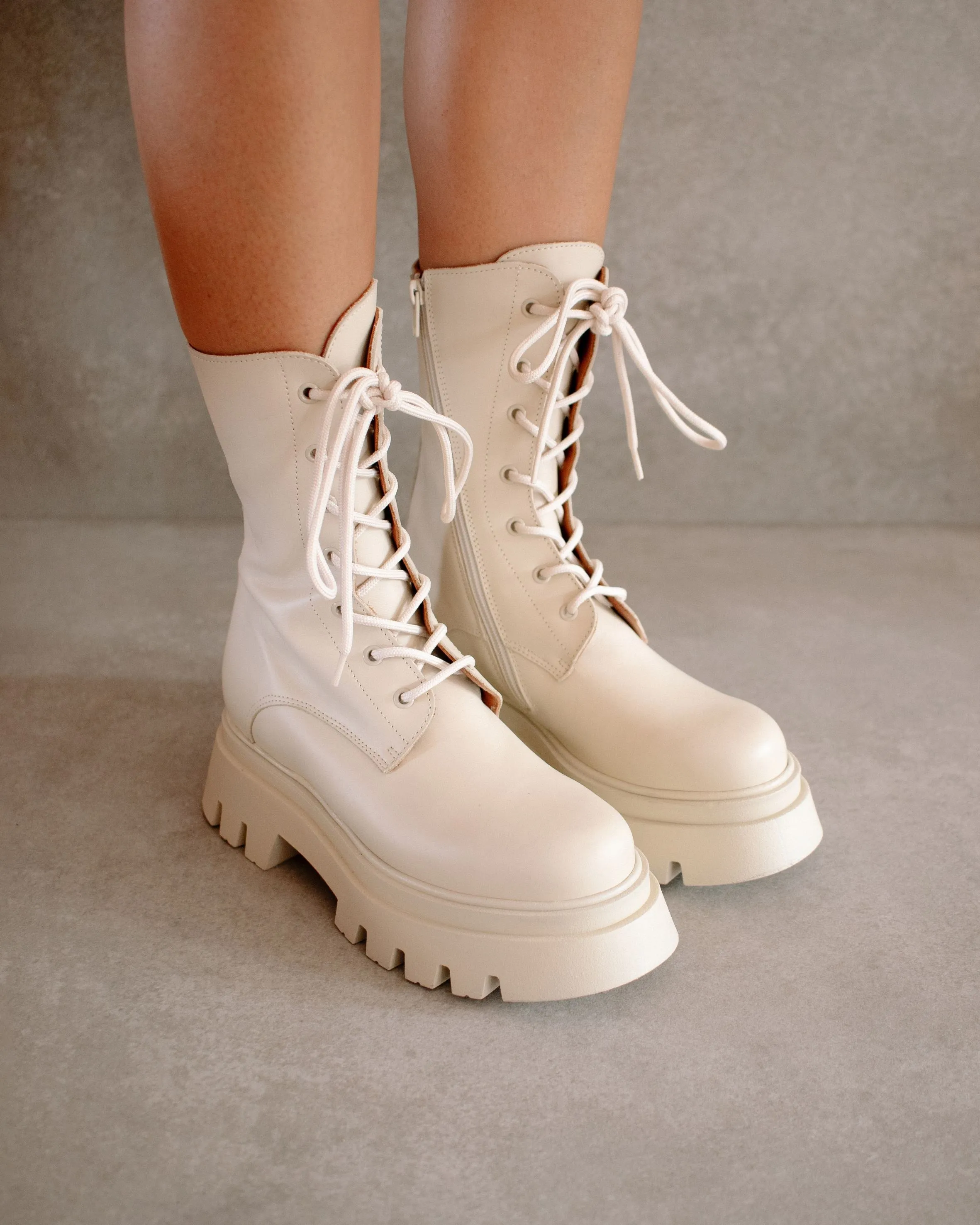 Globetrotter Cream Leather Boots